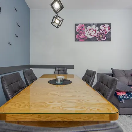Iris Apartment *