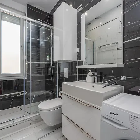 Iris Apartment *